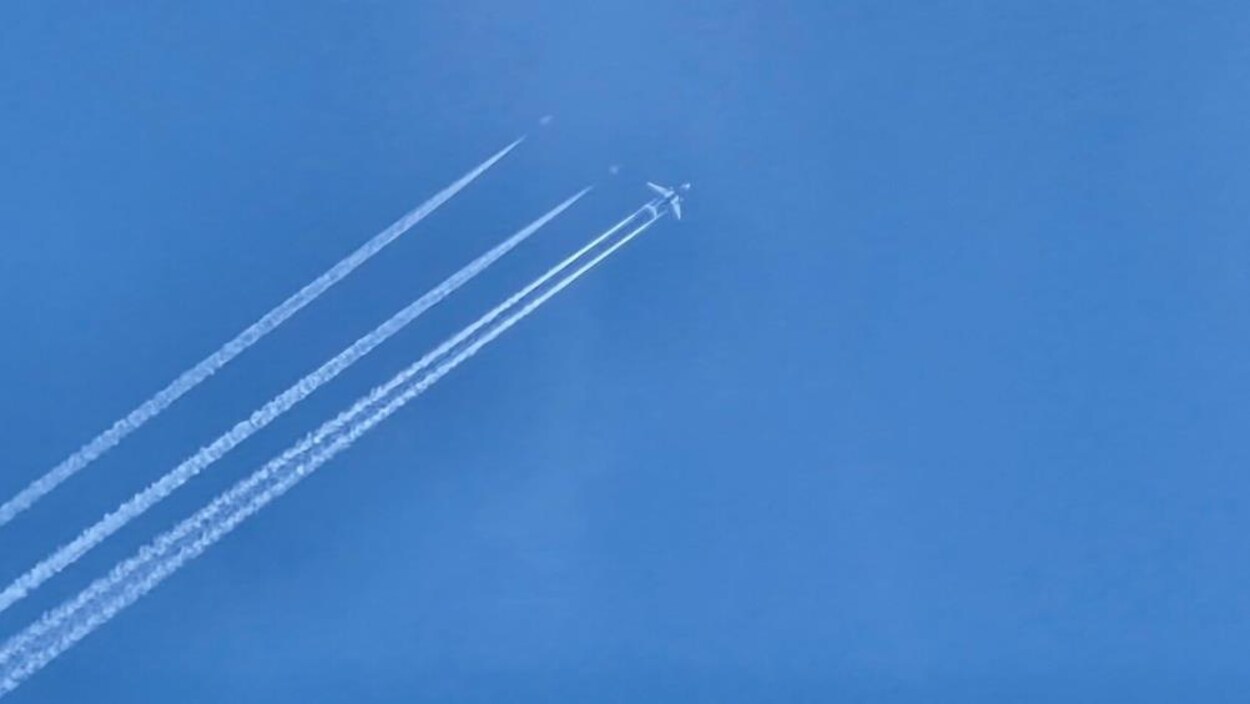 Les avions de chasse dans le ciel escortaient la dépouille d’un soldat