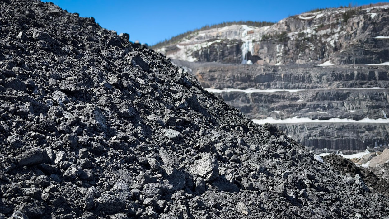 Les travailleurs de la mine Tio se dotent d’un mandat de grève générale