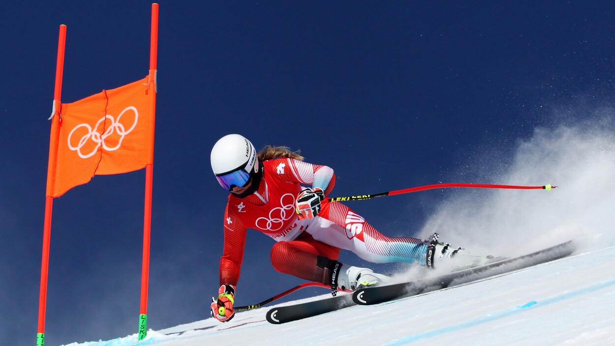 Une skieuse passe un porte pendant une épreuve de descente.