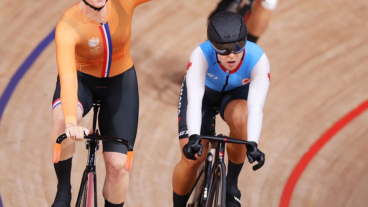 Lauriane Genest roule sur la piste après être arrivée 3e à la finale du keirin féminin.