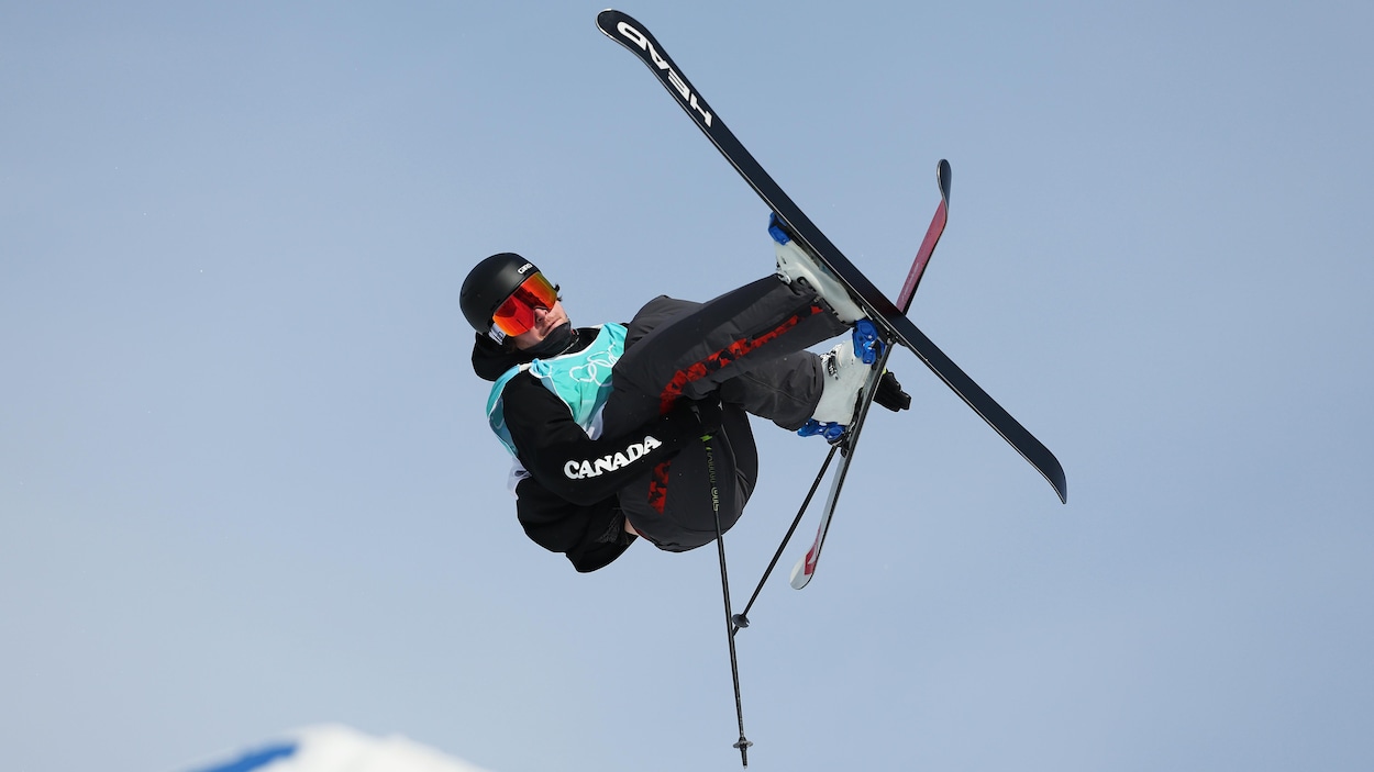 Evan McEachran réussi une figure dans les airs en ski acrobatique. 