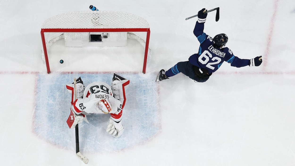 Artturi Lehkonen, complète la remontée et envoie la Finlande en demi-finales