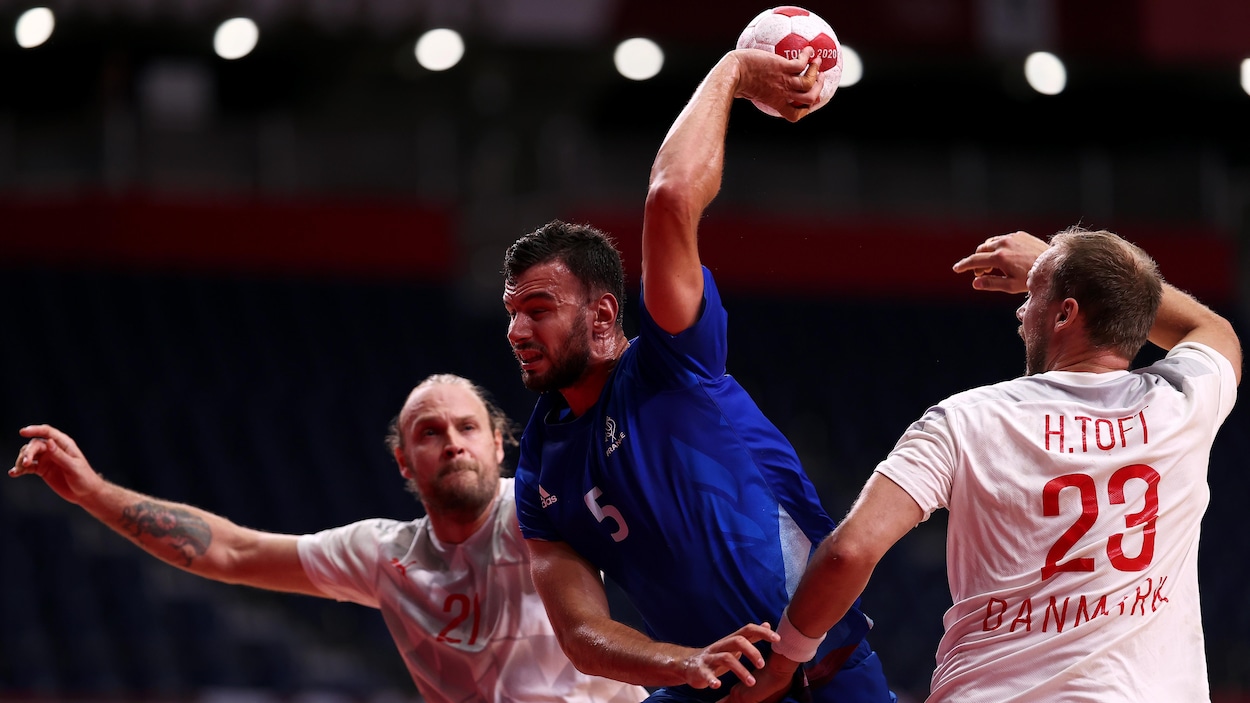 Les Francais Se Couvrent D Or En Finale De Handball Radio Canada Ca