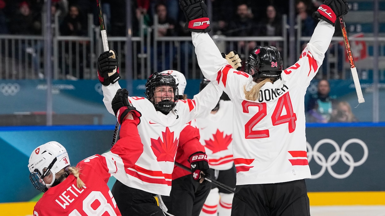 Une première victoire pour le Canada en hockey féminin