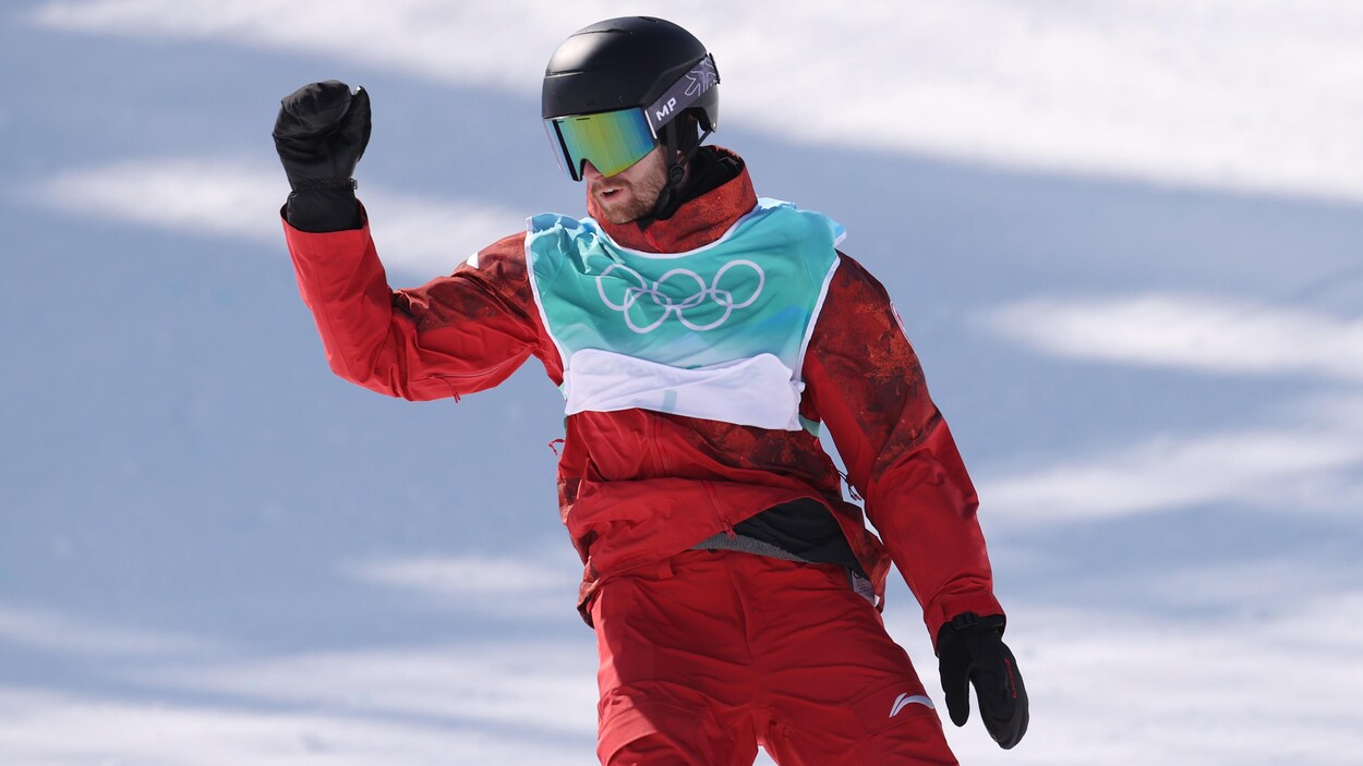 Max Parrot complète sa descente de grand saut en surf des neiges lors des Jeux olympiques de Pékin.