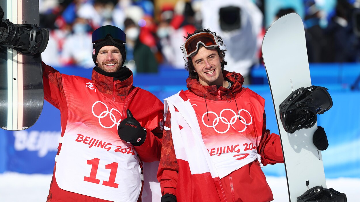 Max Parrot et Mark McMorris célèbrent leur victoire après la finale olympique de slopestyle à Pékin.
