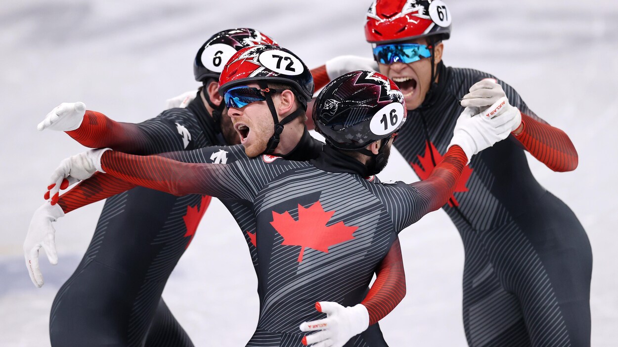 Les quatre patineurs du Canada célèbrent ensemble leur victoire au relais olympique.