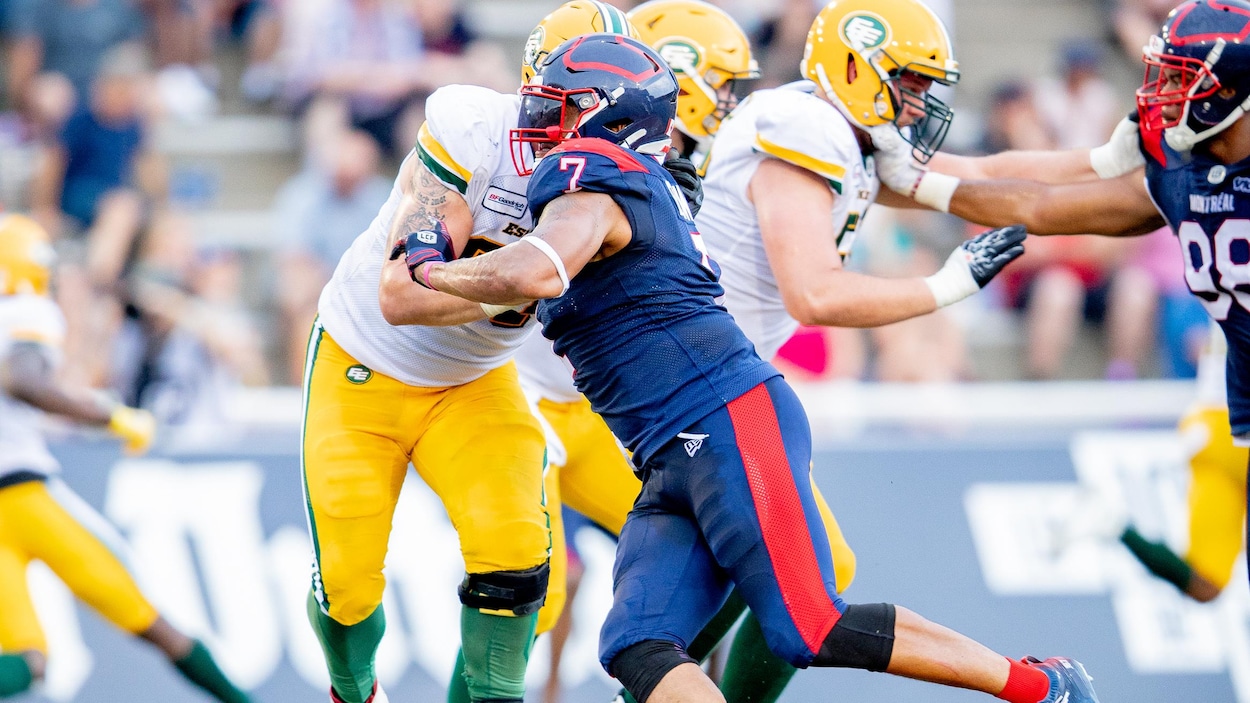 Il pousse un joueur des Eskimos d'Edmonton.