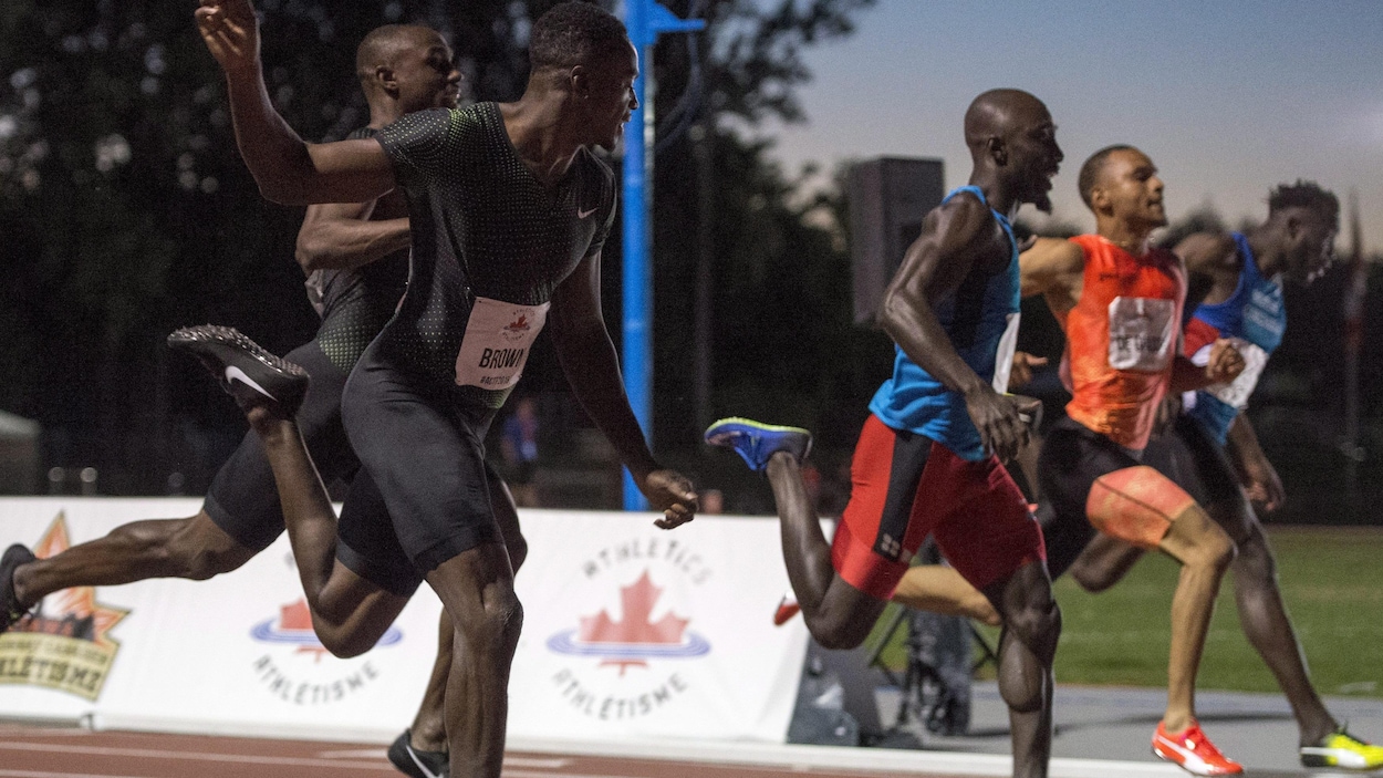 Aaron Brown (à l'avant-plan), Bismark Boateng (maillot bleu, au centre) et Andre De Grasse (maillot orange)
