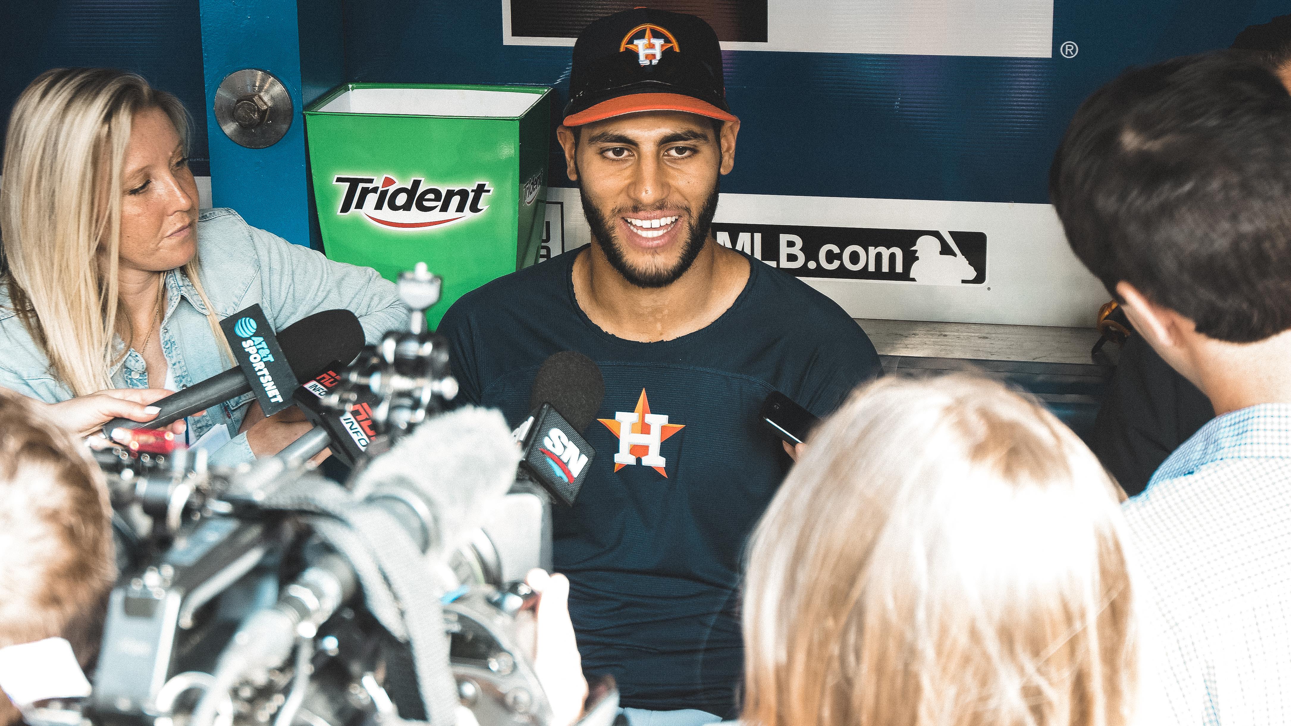 Abraham Toro parle à un groupe de journalistes dans l'abri des Astros de Houston. Abraham Toro parle à un groupe de journalistes dans l'abri des Astros de Houston.