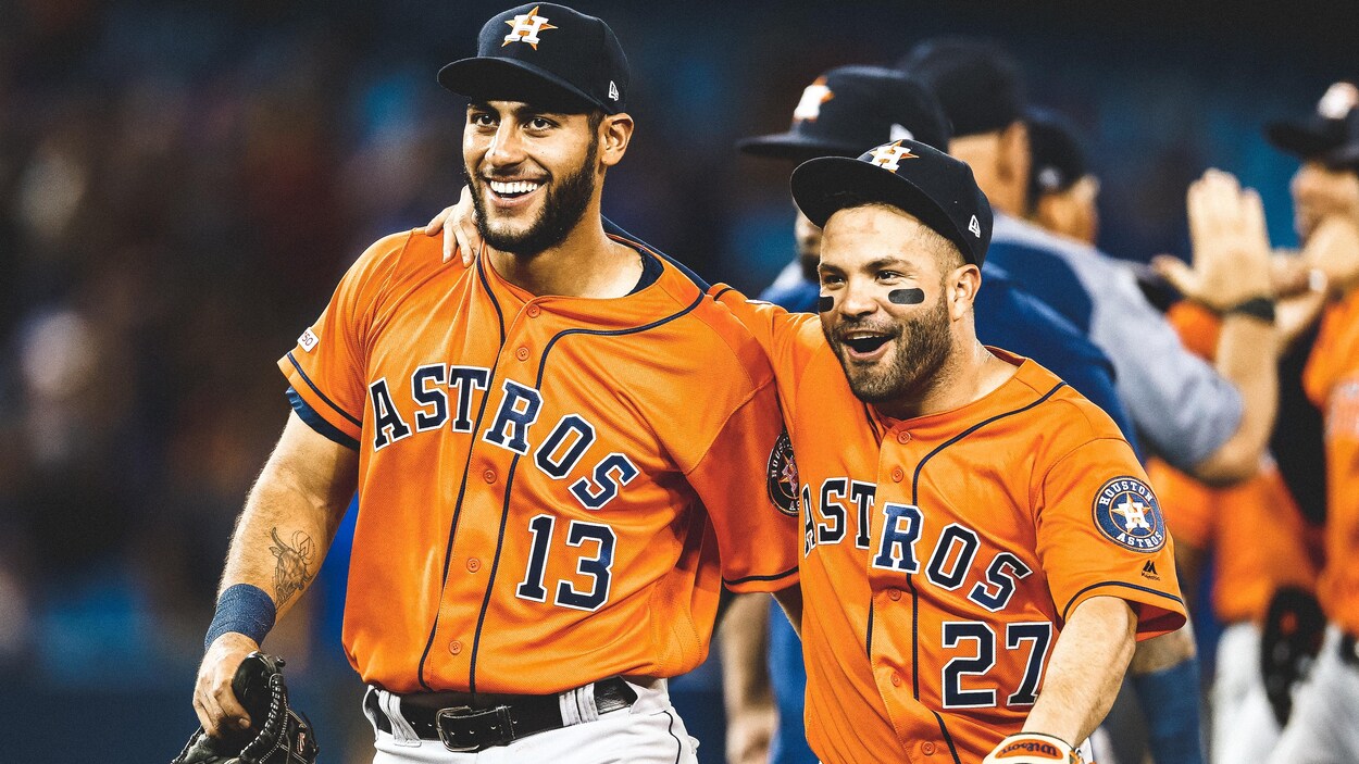 Jose Altuve et Abraham Toro marchent en souriant.