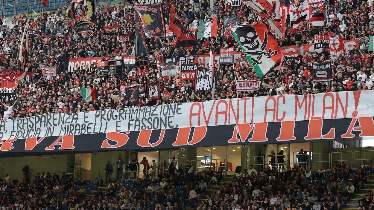 Des partisans de l'AC Milan dans les gradins avec des banderoles et des drapeaux