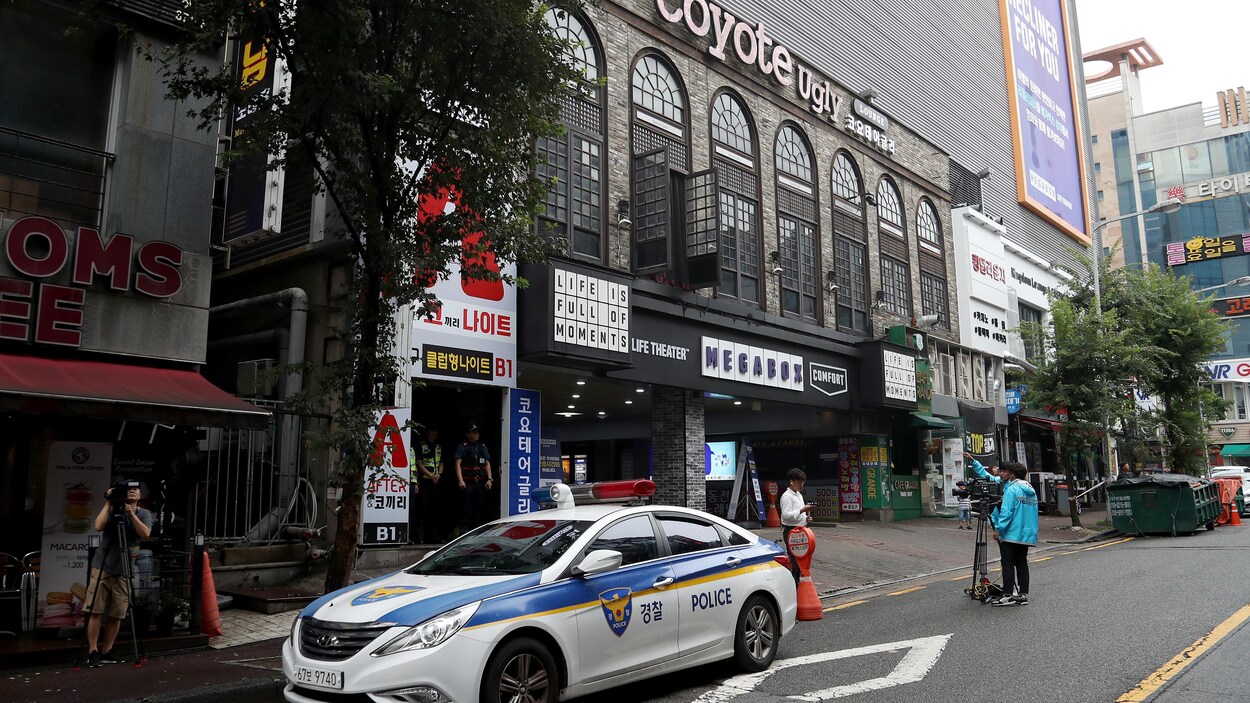 Une voiture de police est devant ce bar de Gwangju.