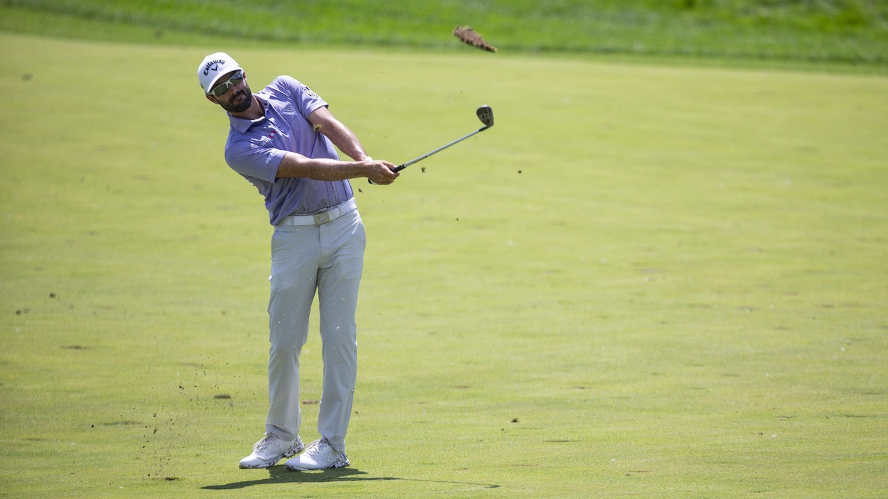 Adam Hadwin frappe une balle de golf.