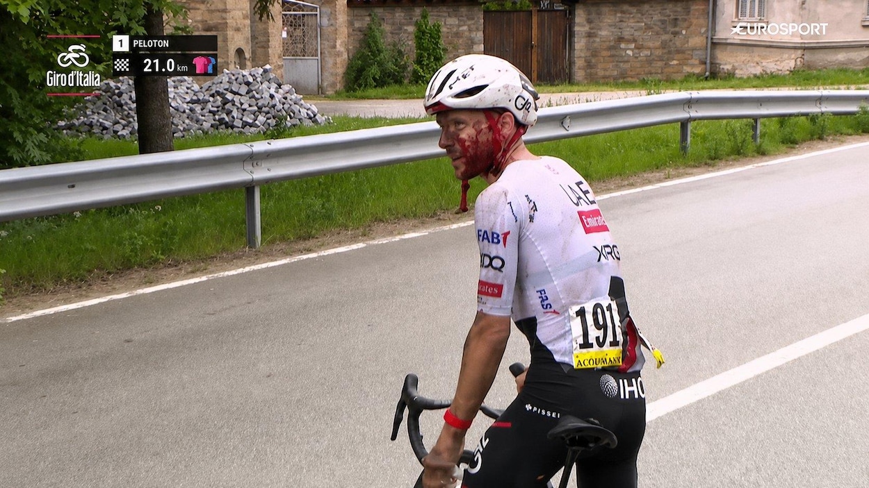 Adam Yates quitte le Giro après sa chute, Paul Magnier s’impose encore au sprint