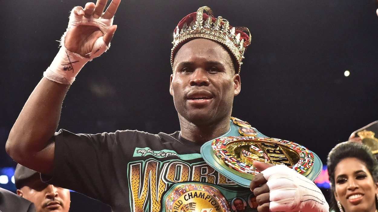 Il tient sa ceinture sur son épaule gauche après son combat contre Badou Jack.