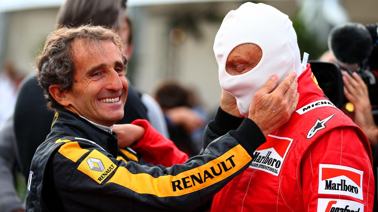 Prost prend le visage de son ami entre ses mains.