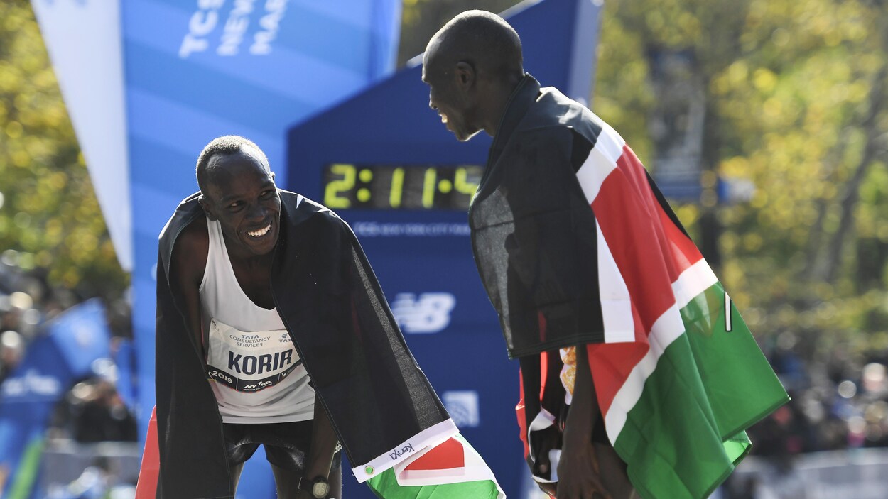 Chacun porte le drapeau du Kenya sur les épaules.