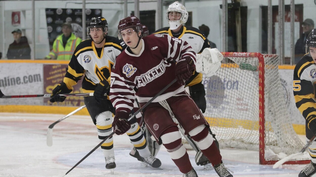 Alec Malo devant le filet des Hawks de Nipawin.