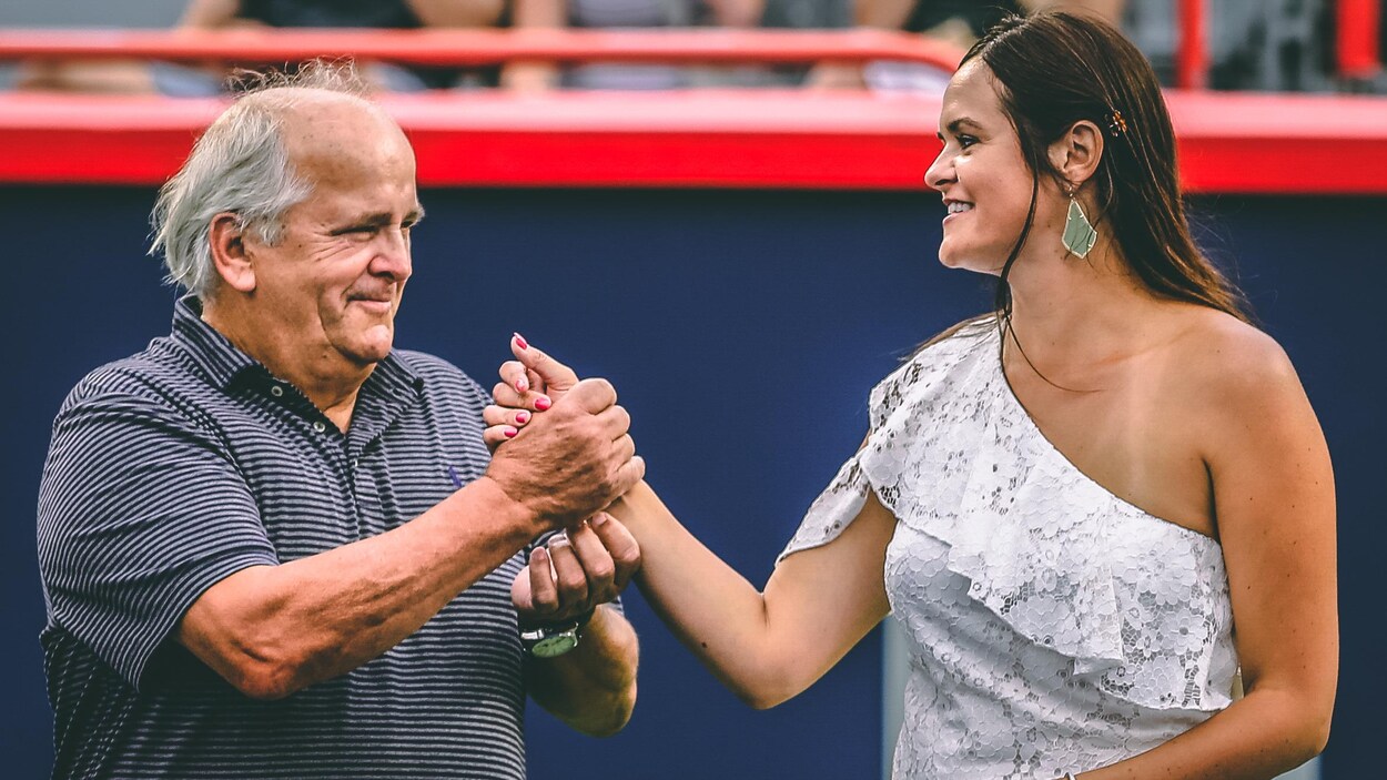 Aleksandra Wozniak et son père, Antoni, se serrent la main. Aleksandra Wozniak et son père, Antoni, se serrent la main.