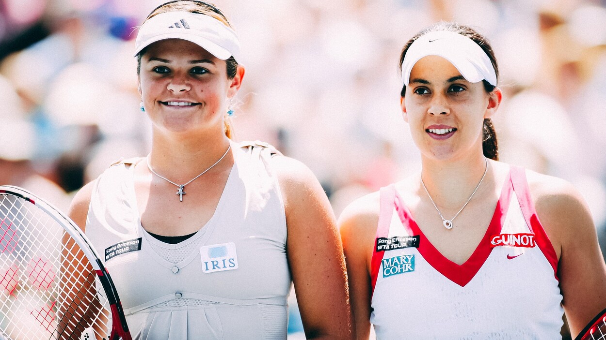 Aleksandra Wozniak (gauche) et Marion Bartoli avant leur match de finale à l'Université Stanford, en juillet 2008. Aleksandra Wozniak (gauche) et Marion Bartoli avant leur match de finale à l'Université Stanford, en juillet 2008.