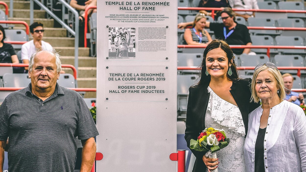 Aleksandra Wozniak et ses parents lors de son intronisation au temple de la renommée de la Coupe Rogers, le 6 août 2019. Aleksandra Wozniak et ses parents lors de son intronisation au temple de la renommée de la Coupe Rogers, le 6 août 2019.