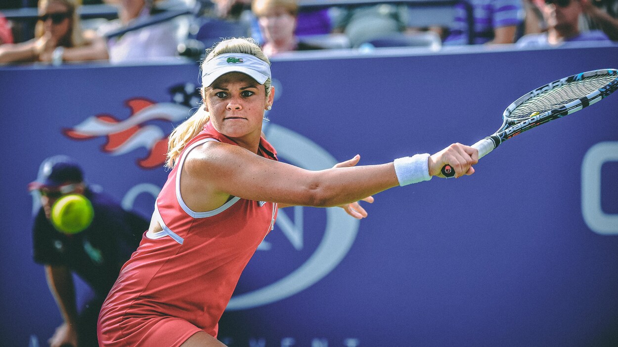 Aleksandra Wozniak retourne un service lors du US Open, en août 2013. Aleksandra Wozniak retourne un service lors du US Open, en août 2013.
