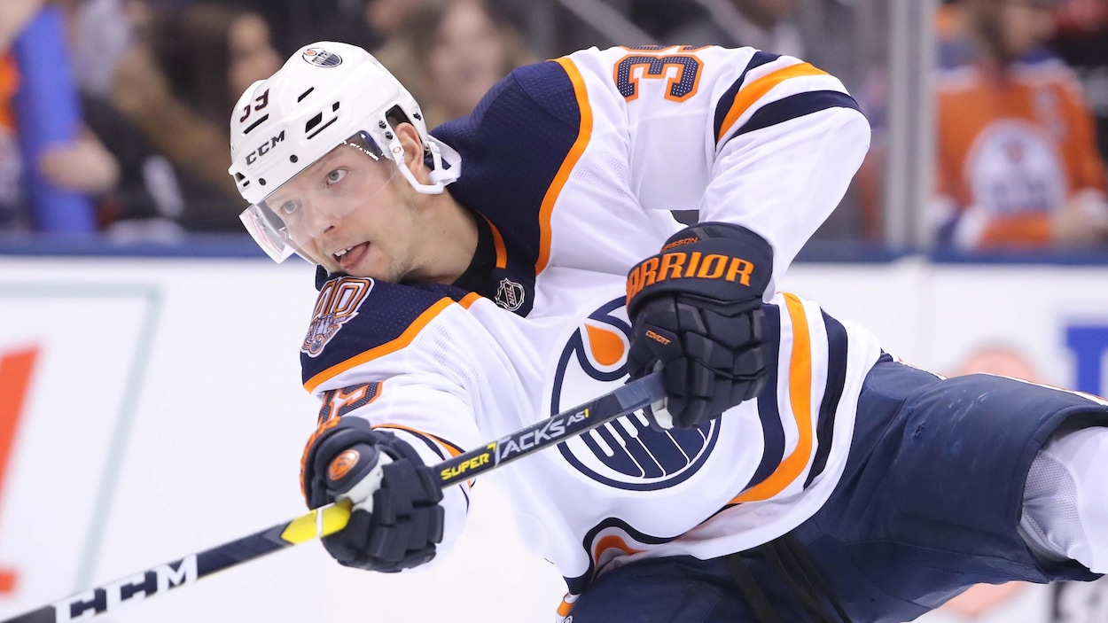 Alex Chiasson lance une rondelle vers le filet pendant un entraînement d'avant-match.