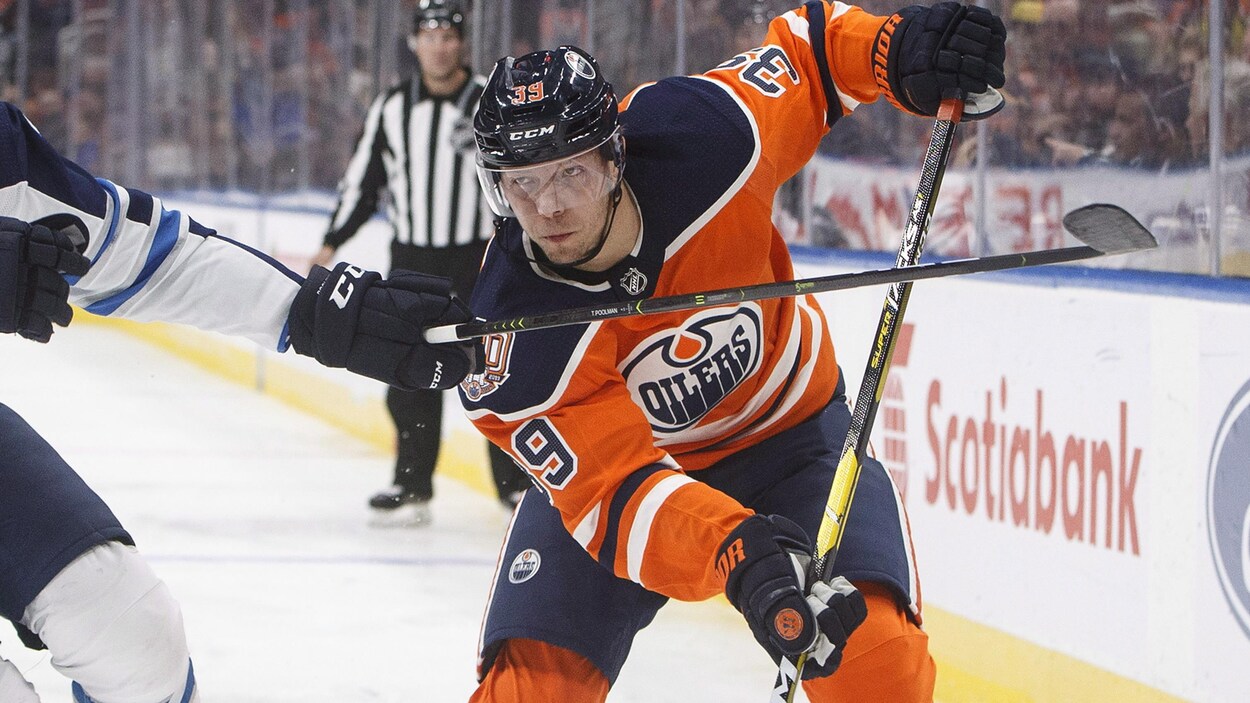 Alex Chiasson lors d'un match préparatoire des Oilers.