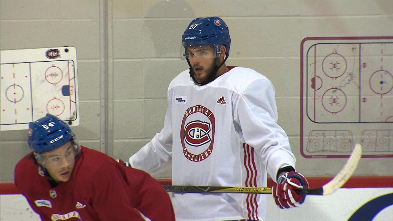 Alex Galchenyuk, derrière Charles Hudon, pendant l'entraînement du Canadien Alex Galchenyuk, derrière Charles Hudon, pendant l'entraînement du Canadien