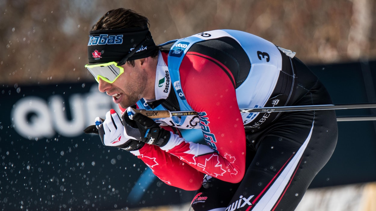 Alex Harvey s'accroupit dans une descente lors de l'épreuve de poursuite de la Coupe du monde de ski de fond à Québec.