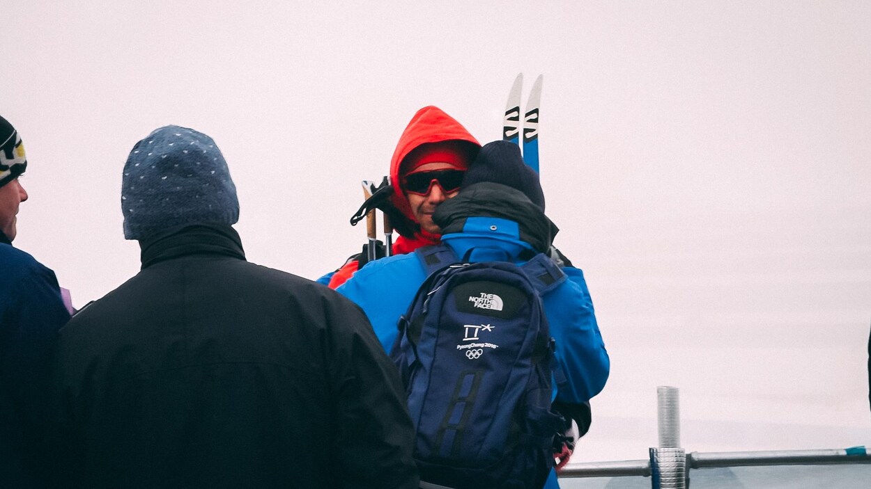 Alex Harvey (en rouge) et son père Pierre s'enlacent après la 4e place d'Alex au 50 km des Jeux olympiques de Pyeongchang. Alex Harvey (en rouge) et son père Pierre s'enlacent après la 4e place d'Alex au 50 km des Jeux olympiques de Pyeongchang.