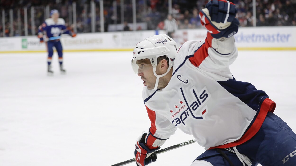 Alex Ovechkin célèbre le 690e but de sa carrière.