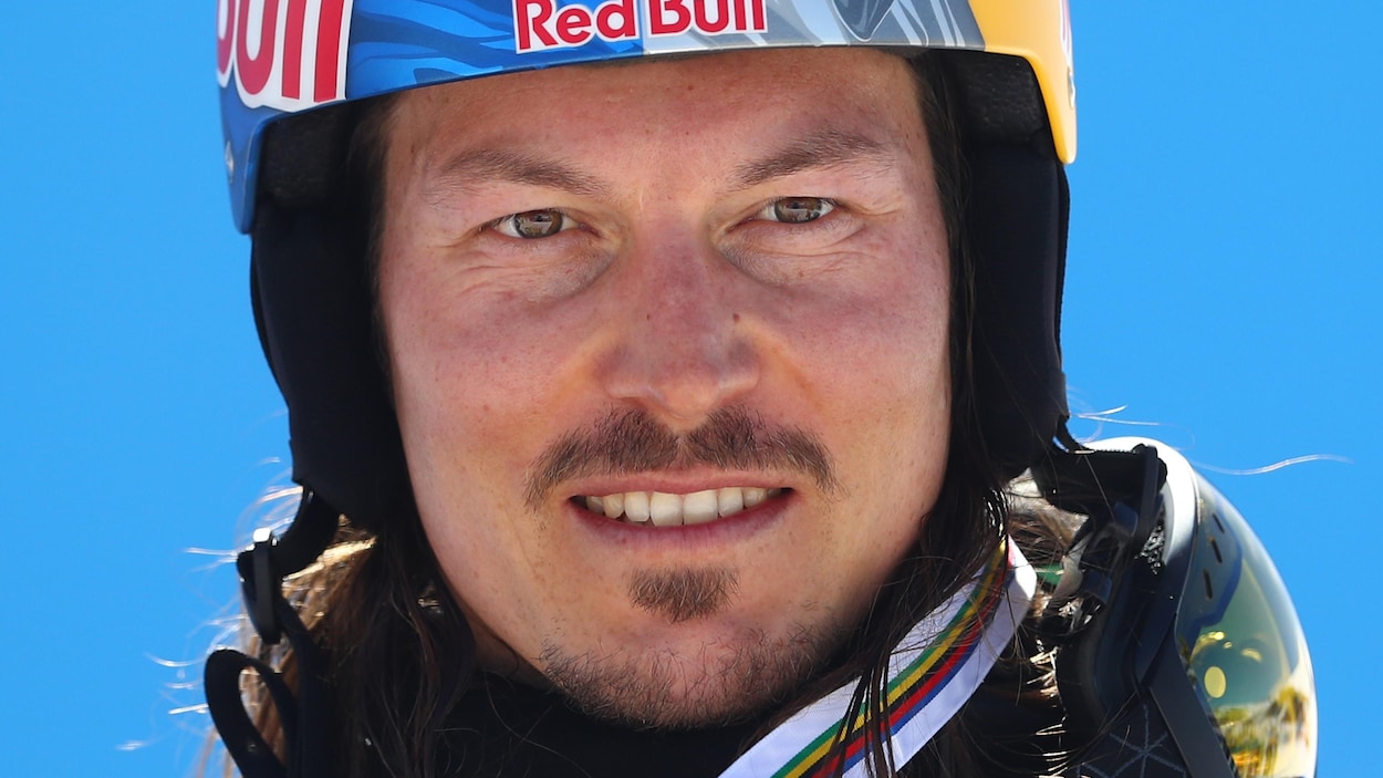 Un plan rapproché d'Alex Pullin sur le podium de sa médaille de bronze aux Championnats du monde de surf des neiges de Sierra Nevada en 2017