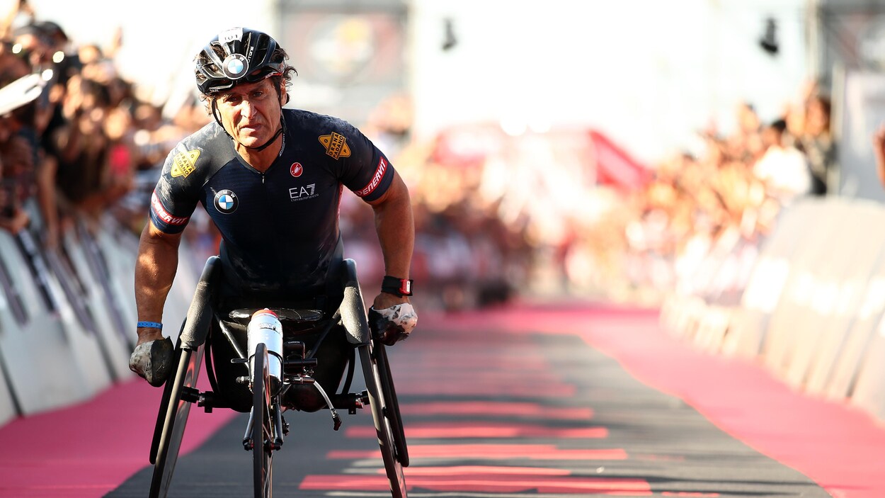 Un sportif en fauteuil roulant participe à une course.