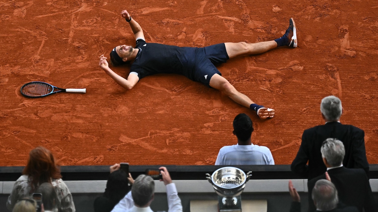 Alexander Zverev remporte un premier titre en grand chelem Ă Roland-Garros