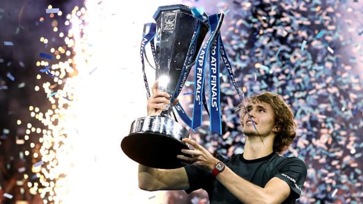 Il soulève le trophée, à Londres, en novembre dernier.