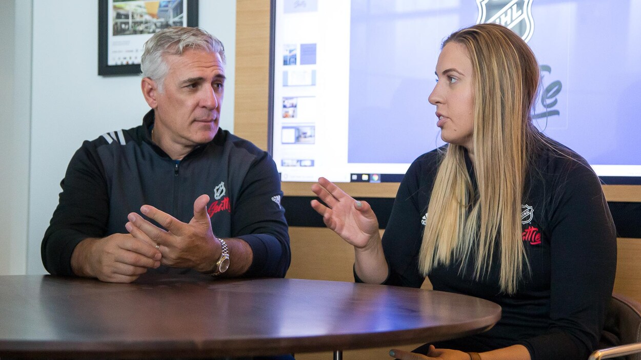 Le directeur général de l'équipe de Seattle en discussion avec sa directrice de la stratégie hockey
