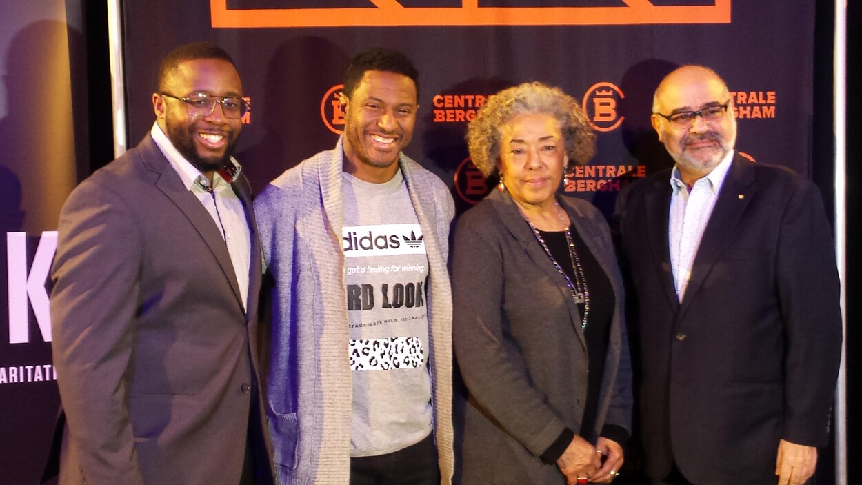 Alexandre Kénol, fondateur de GEAK, Patrice Bernier, Marjorie Villefranche, directrice générale de la Maison d'Haïti, et Kambiz Ebadi, de la Fédération du soccer du Québec Alexandre Kénol, fondateur de GEAK, Patrice Bernier, Marjorie Villefranche, directrice générale de la Maison d'Haïti, et Kambiz Ebadi, de la Fédération du soccer du Québec