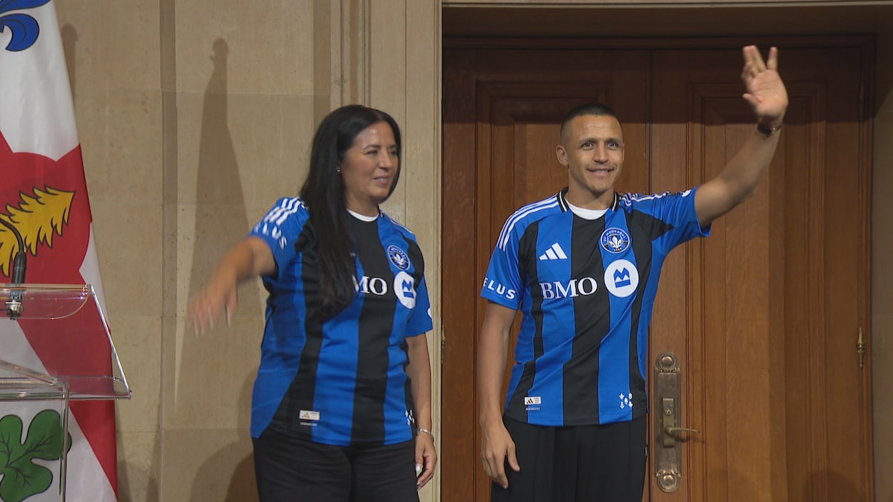Alexis Sanchez signe le livre d’or de Montréal devant une foule de passionnés