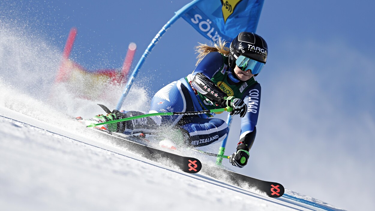 Elle dévale la pente pendant le slalom géant.