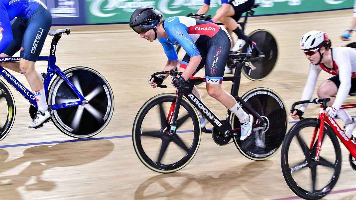 La cycliste canadienne dans le milieu du peloton sur la piste de Brisbane
