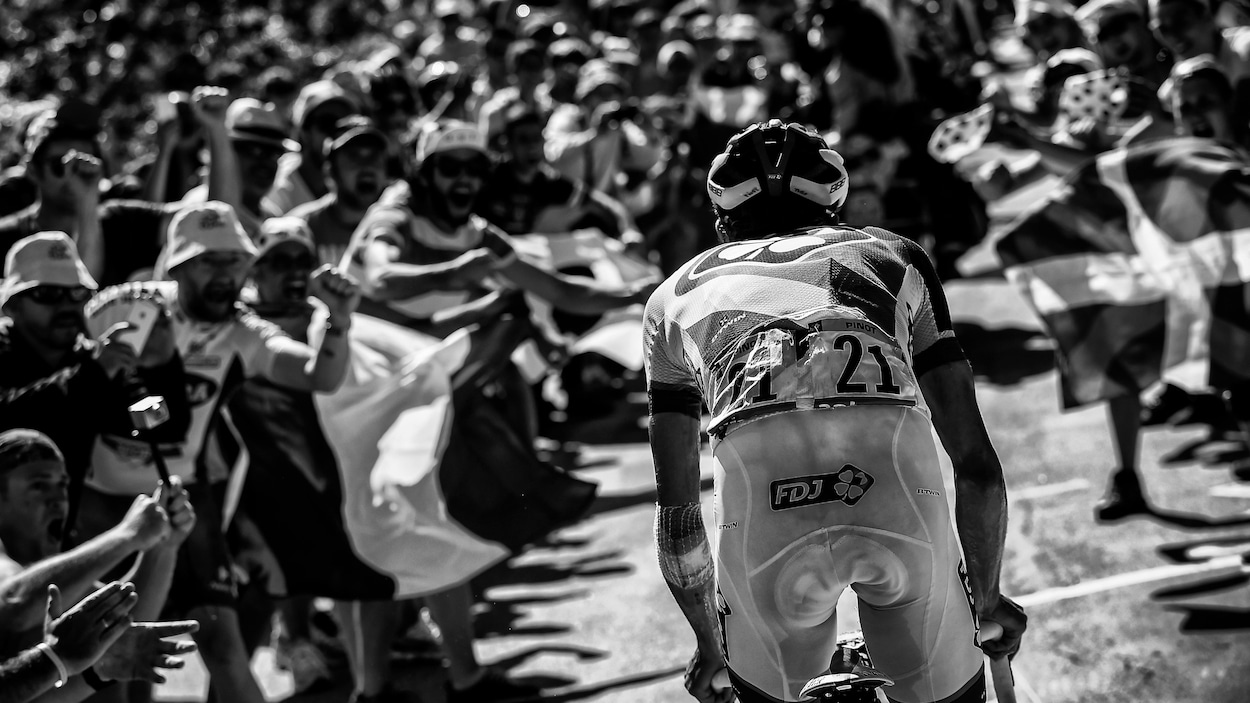 Le Français Thibaut Pinot monte l'Alpe d'Huez à travers une foule compacte, le 25 juillet 2015. Le Français Thibaut Pinot monte l'Alpe d'Huez à travers une foule compacte, le 25 juillet 2015.