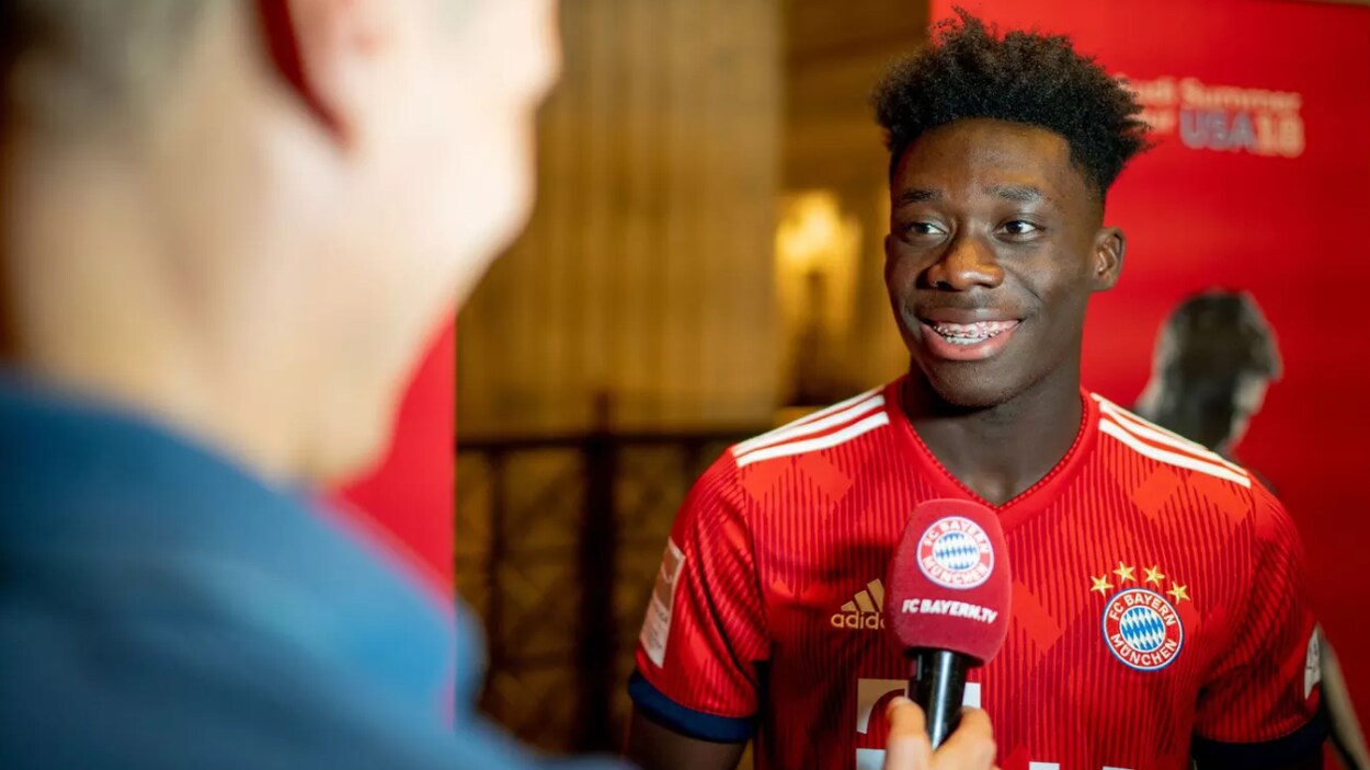 Alphonso Davies, en entrevue avec l'équipe médias du Bayern Munich