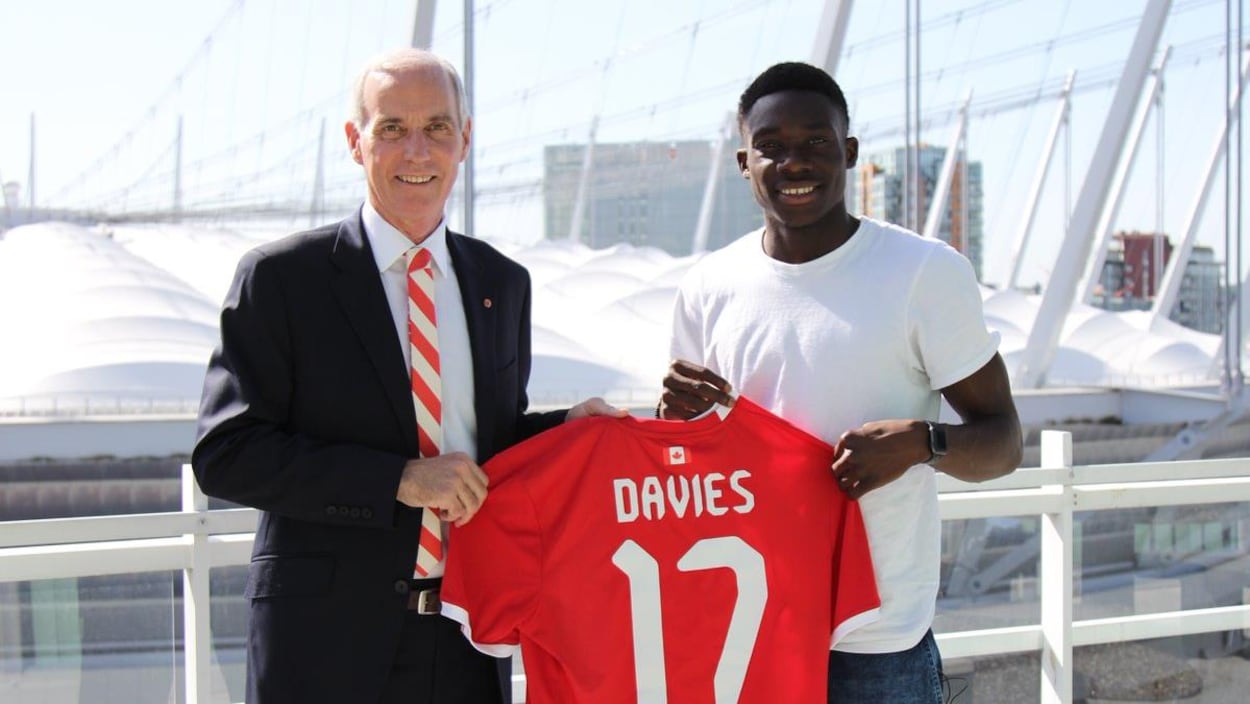 Alphonso Davies (à droite), en compagnie de Steve Reed, président de Canada Soccer Alphonso Davies (à droite), en compagnie de Steve Reed, président de Canada Soccer
