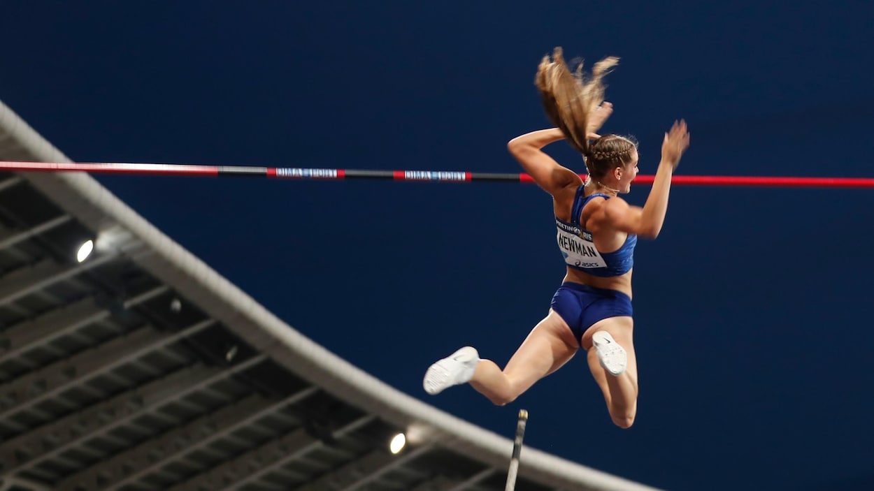 Elle réussit un essai lors de la Diamond League, à Paris, en France.