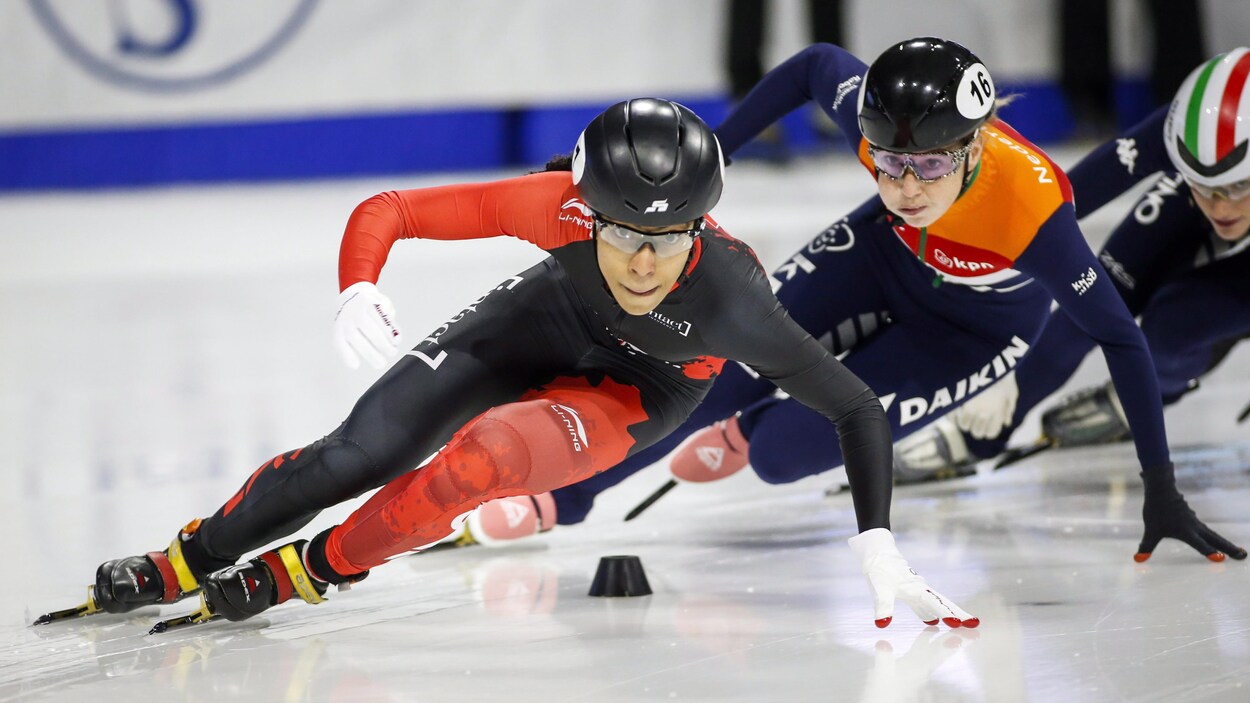 La Canadienne Alyson Charles devance ses poursuivantes.