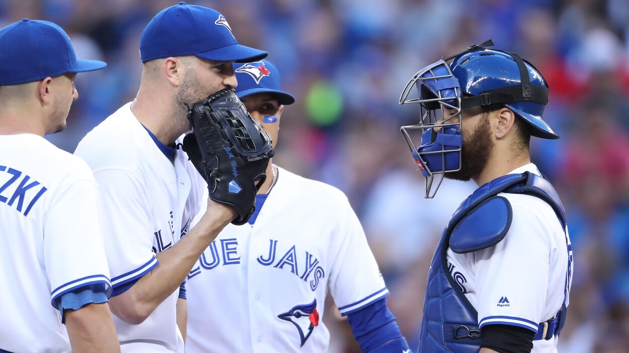J.A. Happ s'adresse à Russell Martin après une décision défavorable contre les Blue Jays de Toronto. J.A. Happ s'adresse à Russell Martin après une décision défavorable contre les Blue Jays de Toronto.