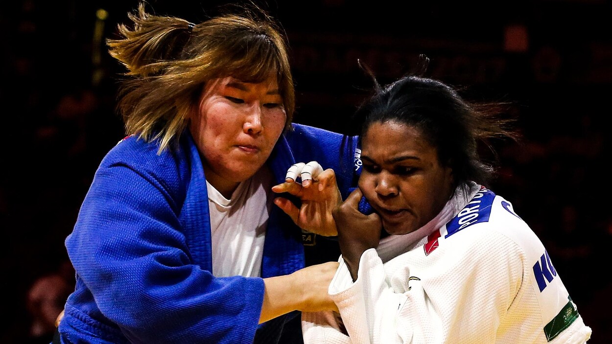 Elles se tiennent par le judogi. Elles se tiennent par le judogi.