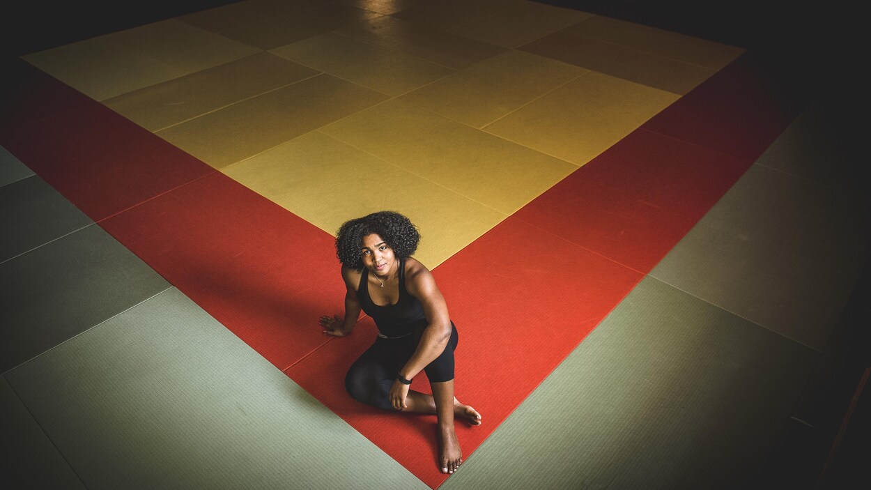 Ana Laura Portuondo Isasi est assise sur un tatami. Ana Laura Portuondo Isasi est assise sur un tatami.